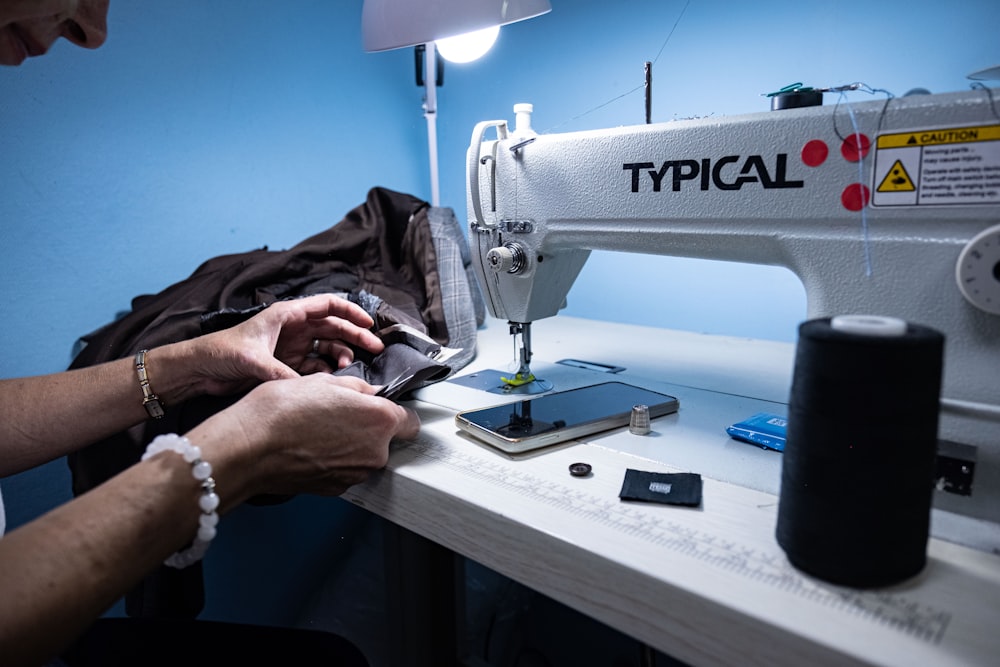 Costureira trabalhando na máquina industrial